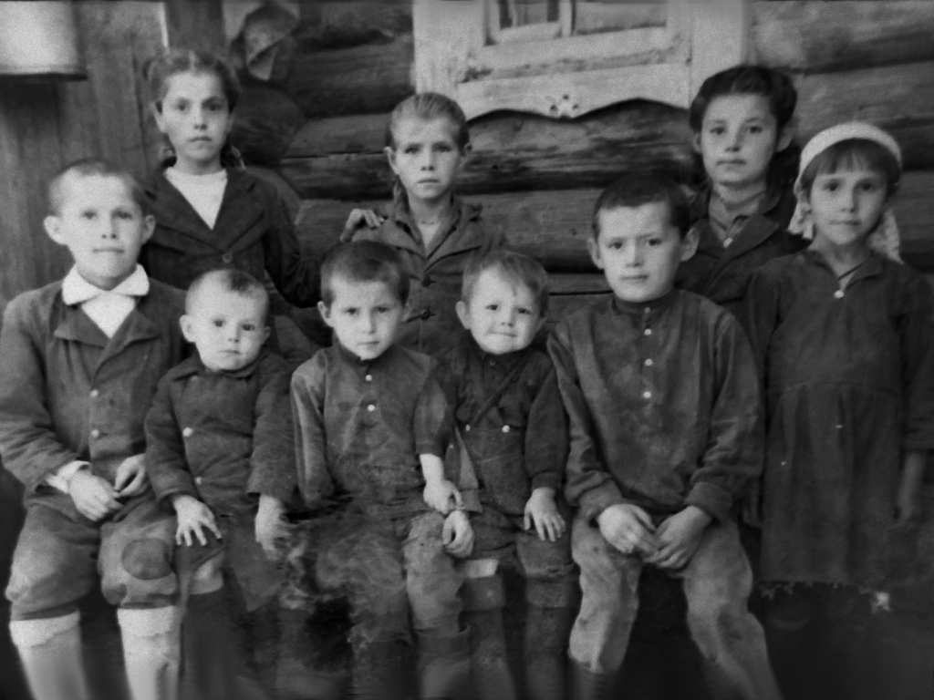 Сельские дети, 1 апреля 1949 - 31 декабря 1950, Ульяновская обл., Николаевский р-н, с. Чувашский Сайман. Фотография из архива Дарьи Микацадзе.&nbsp;
