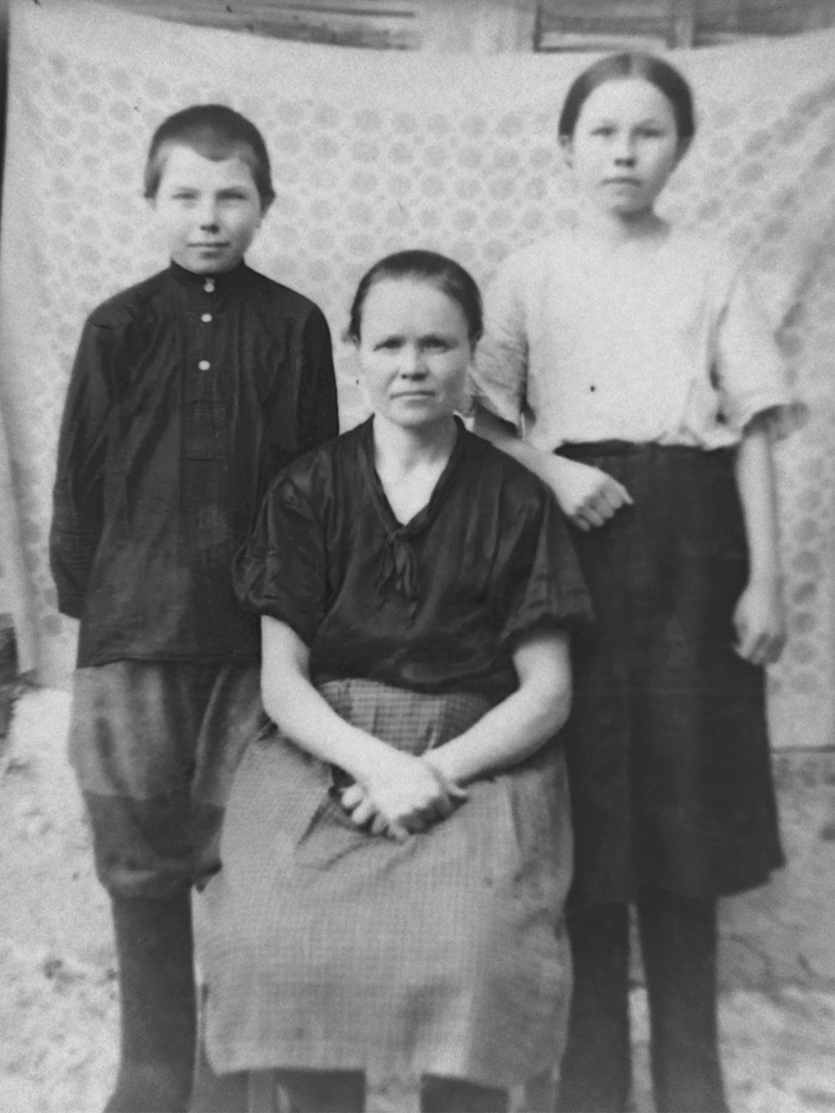 Семейный портрет, 1948 - 1951, Ульяновская обл., Николаевский р-н, с. Чувашский Сайман. На фотографии сестра моего прадеда (автора фотографии) и ее дети.Фотография из архива Дарьи Микацадзе.&nbsp;