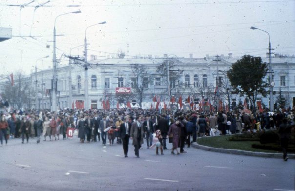 Демонстрация 1 мая, 1 мая 1984, г. Симферополь. Фотография из архива Дмитрия Иванова.