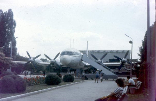 Самолет ИЛ-18 перед кинотеатром «Космос», 1984 год, г. Симферополь. Фотография из архива Дмитрия Иванова.