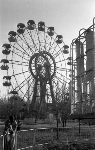 Колесо обозрения в Детском парке, 1984 год, г. Симферополь. Фотография из архива Дмитрия Иванова.