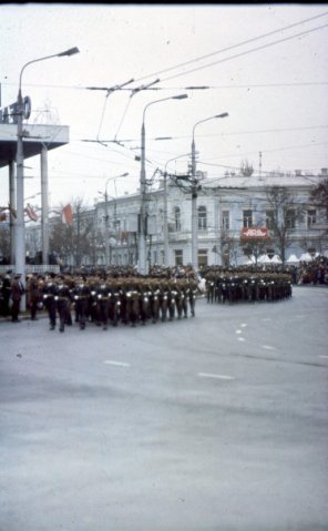 Первомайский парад, 1984 год, г. Симферополь. Фотография из архива Дмитрия Иванова.