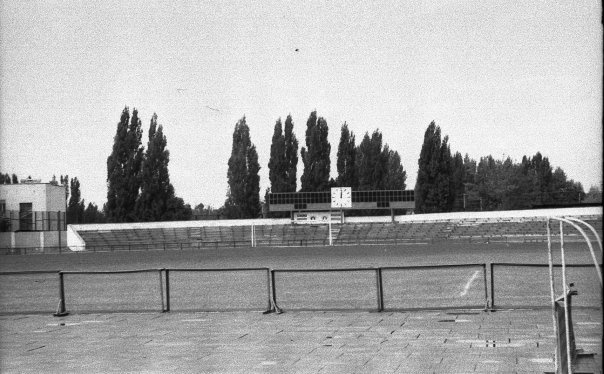 Поле и трибуны стадиона «Метеор», 1984 год, г. Симферополь. В настоящее время – футбольный стадион «Фиолент».Фотография из архива Дмитрия Иванова.