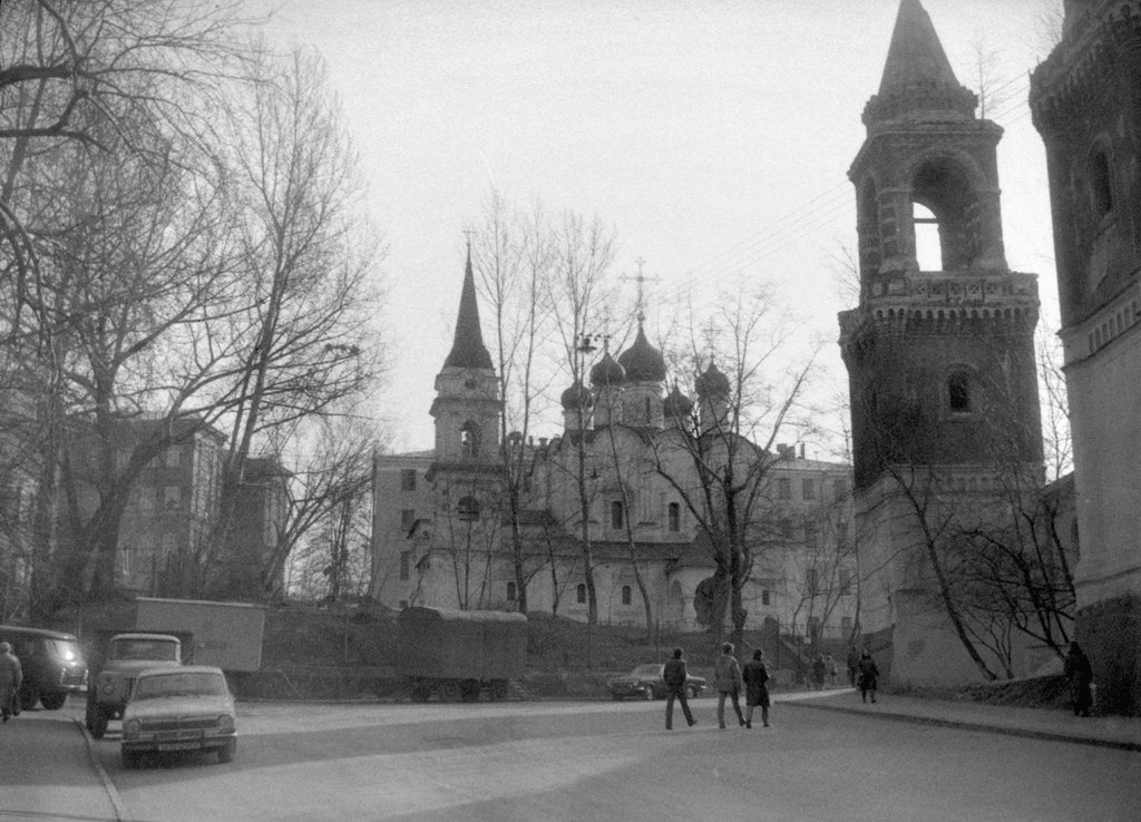 У стен Иоанно-Предтеченского Ставропигиального монастыря, 1986 - 1990, г. Москва