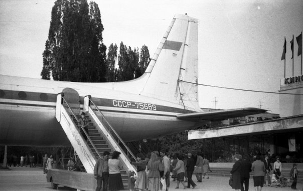 Ил-18 в сквере, 1984 год, г. Симферополь. Фотография из архива Дмитрия Иванова.