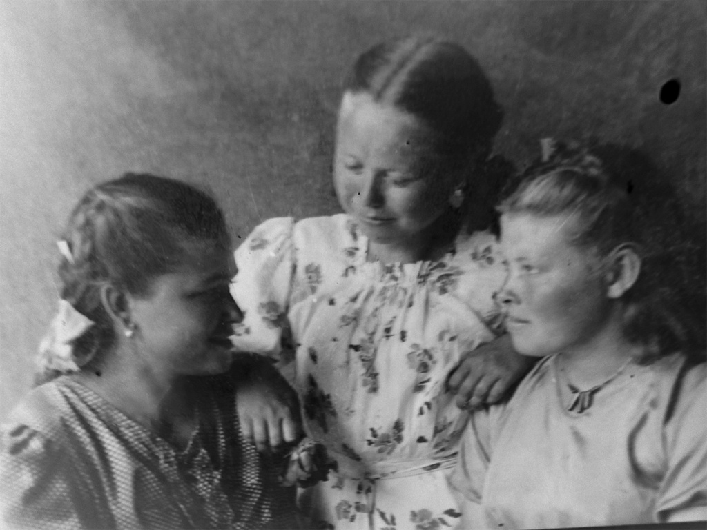 Три подруги, 1946 - 1953. Фотография из архива Дарьи Микацадзе.&nbsp;