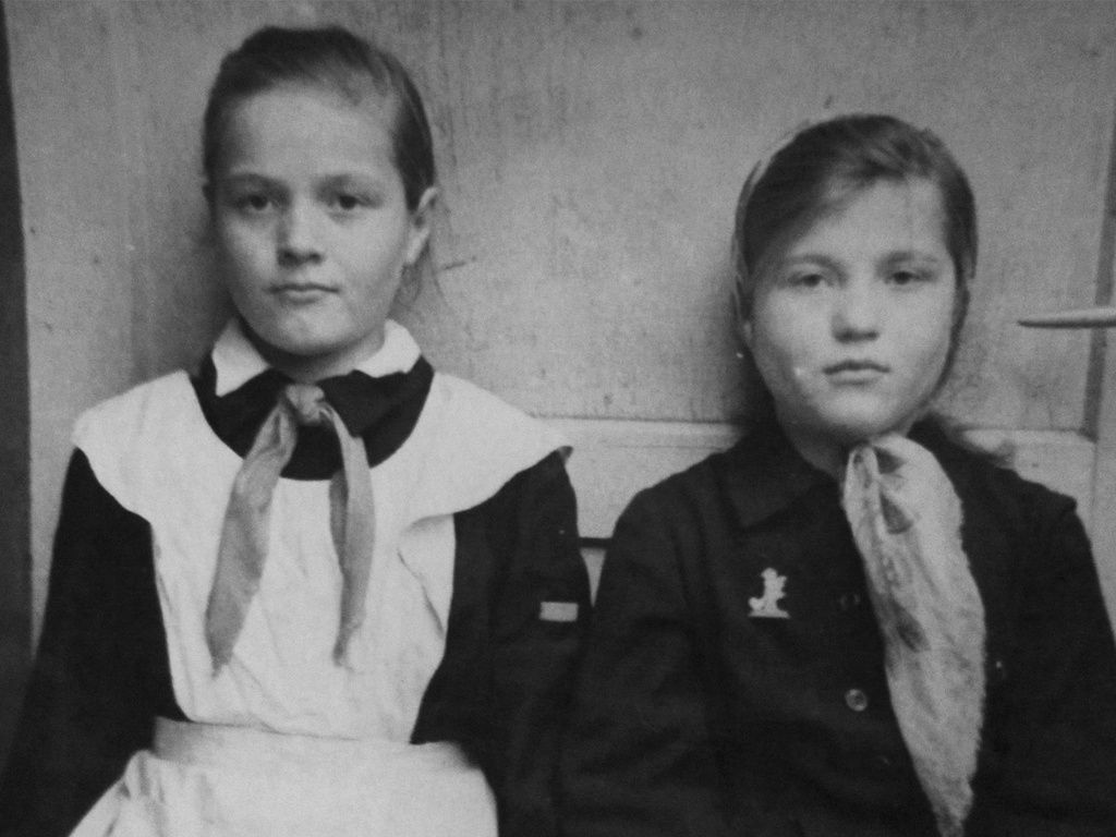 После уроков, 1957 - 1961. Моя бабушка и ее младшая сестра.Фотография из архива Дарьи Микацадзе.&nbsp;