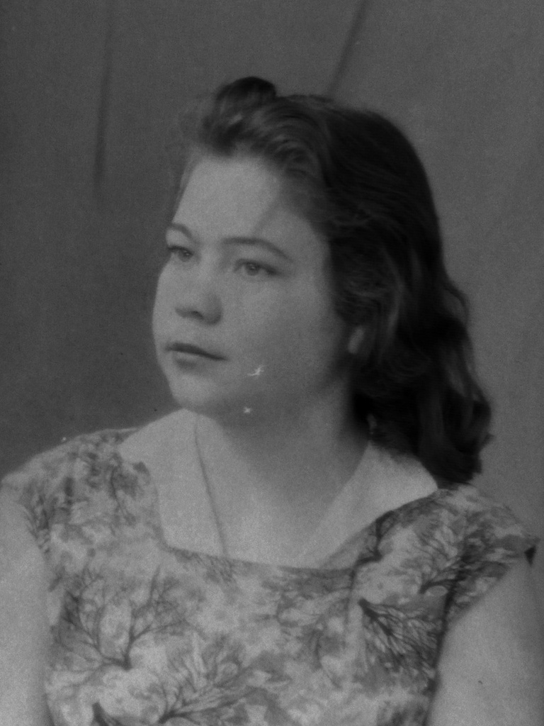 Неизвестная девушка, 1939 - 1953. Фотография из архива Дарьи Микацадзе.&nbsp;