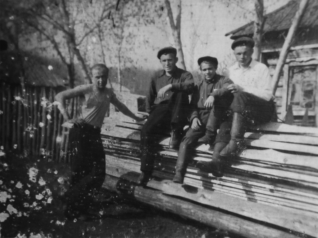 Сельские парни, 1 января 1948 - 31 октября 1953, Ульяновская обл., Николаевский р-н, с. Чувашский Сайман. Фотография из архива Дарьи Микацадзе.&nbsp;