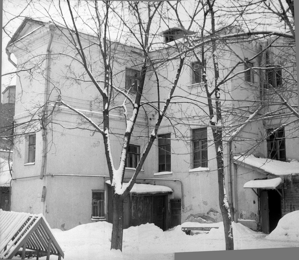 Московские дома и дворы конца 80-х годов, 1987 - 1988, г. Москва. Изображение смонтировано из двух фотографий.