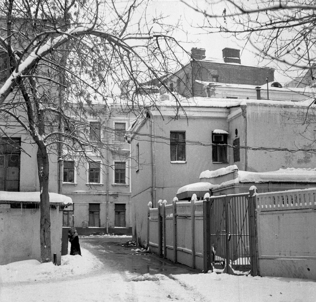 Московские дома и дворы конца 80-х годов, 1987 - 1988, г. Москва. Изображение смонтировано из двух фотографий.