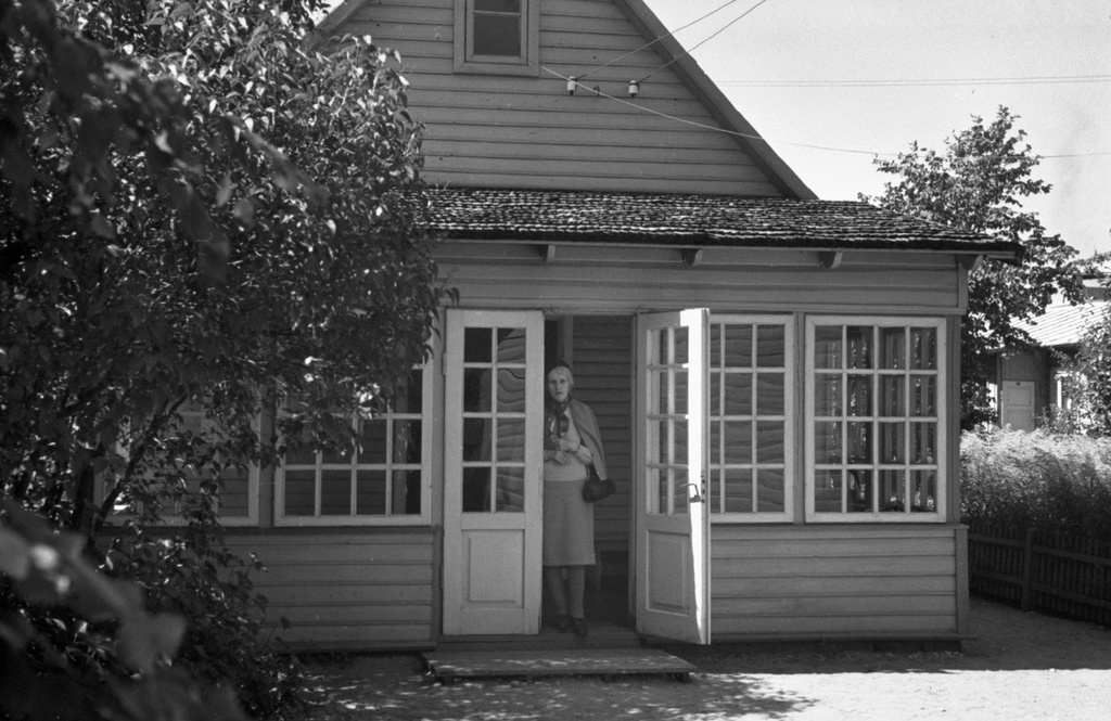 На веранде дачного дома, 1 июня 1969 - 30 августа 1969, Литовская ССР, г. Друскининкай. В дверях – Лидия Дорошкевич.