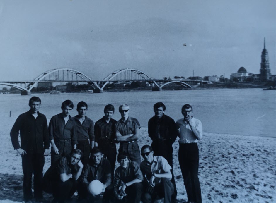 Рыбинский мост, 1968 год, СССР, Ярославская обл., г. Рыбинск. Студенты БПИ в поездке по Волге на фоне Рыбинского моста.Фотография из архива пользователя М Алина.&nbsp;