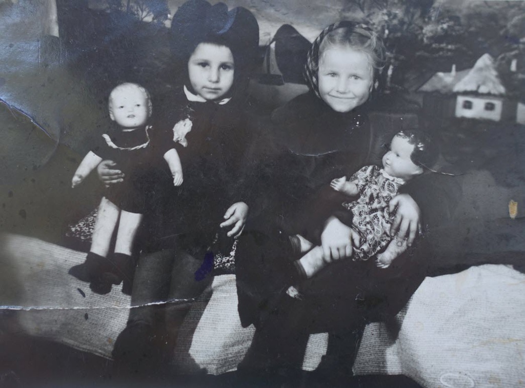 Девочки с куклами, 1950 - 1953, УССР, Ворошиловградская обл., Антрацитовский р-н. Фотография из архива пользователя М Алина.&nbsp;