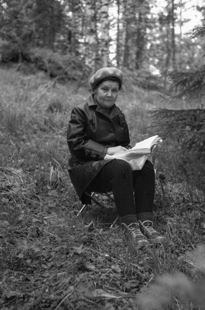 Художница Вера Яснопольская на прогулке с книгой, июнь 1978, Карельская АССР,  Сортавальский р-н
