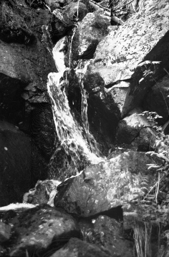 Лесной ручей среди камней, июнь 1978, Карельская АССР,  Сортавальский р-н
