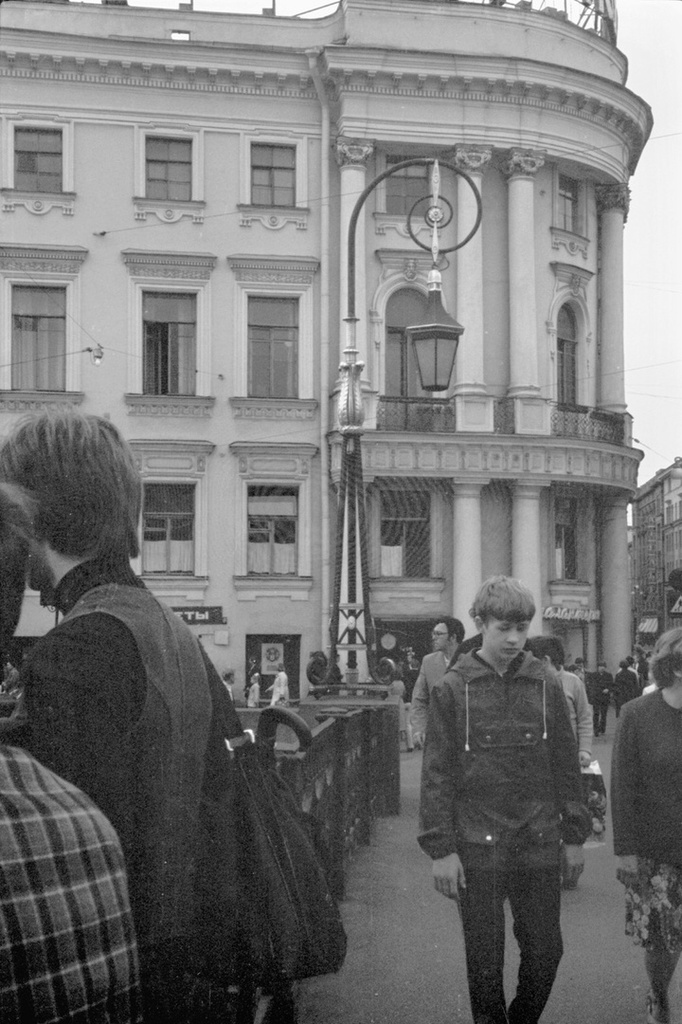 Пешеходы на Невском проспекте в районе Зеленого моста в Ленинграде, 1 июля 1980 - 30 августа 1980, г. Ленинград. 
