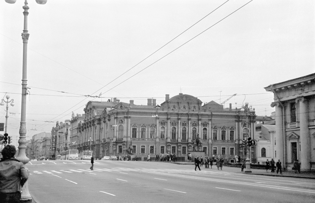 Невский проспект в районе Аничкого моста в Ленинграде, 1 июля 1980 - 30 августа 1980, г. Ленинград. 