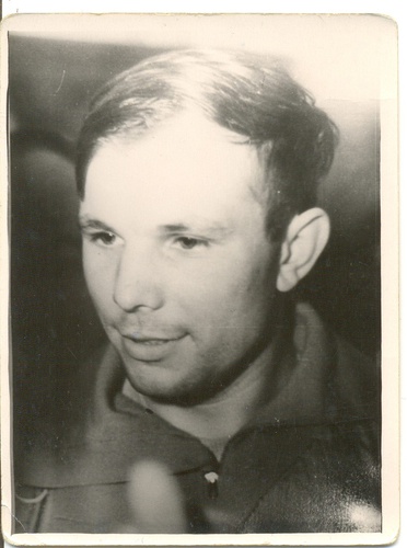 Юрий Гагарин после приземления, 12 апреля 1961, Саратовская обл., Терновский р-н