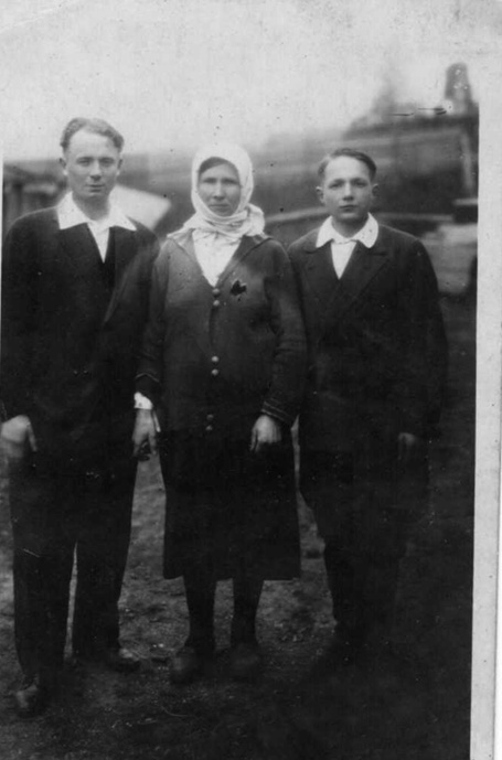 Меланья Павловна Тимохина с сыновьями, 1 мая 1939 - 1 сентября 1939, Орловская обл., Болховский р-н, дер. Кривцово