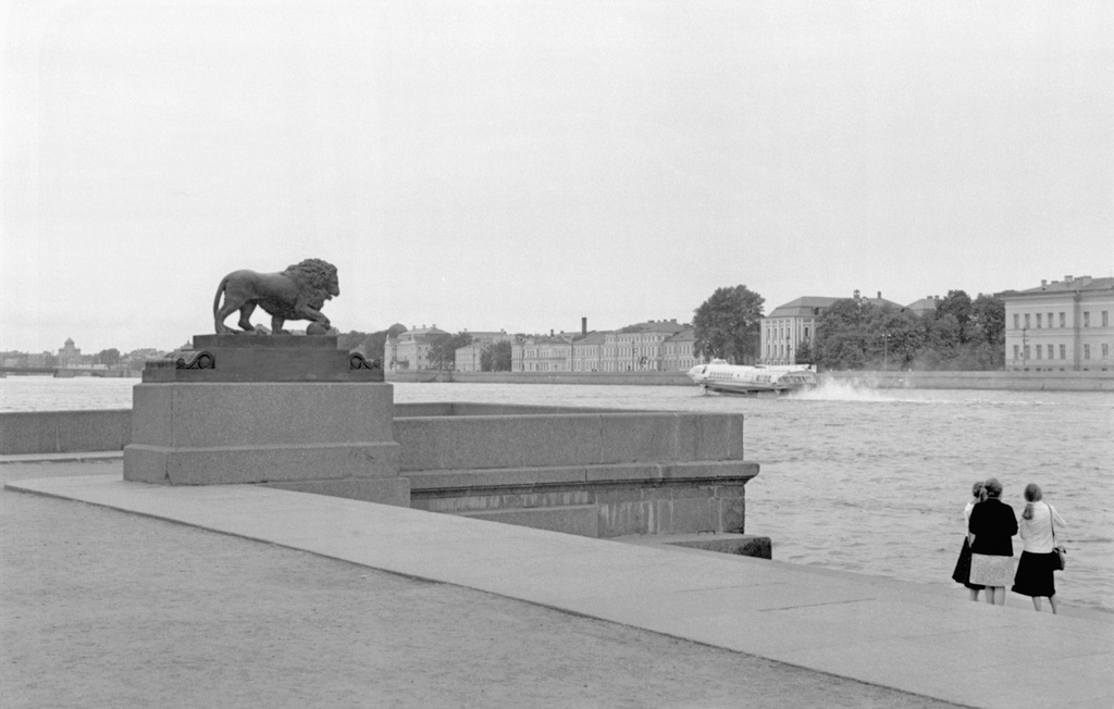 Набережная Невы со львом в Ленинграде, 1 июля 1980 - 30 августа 1980, г. Ленинград