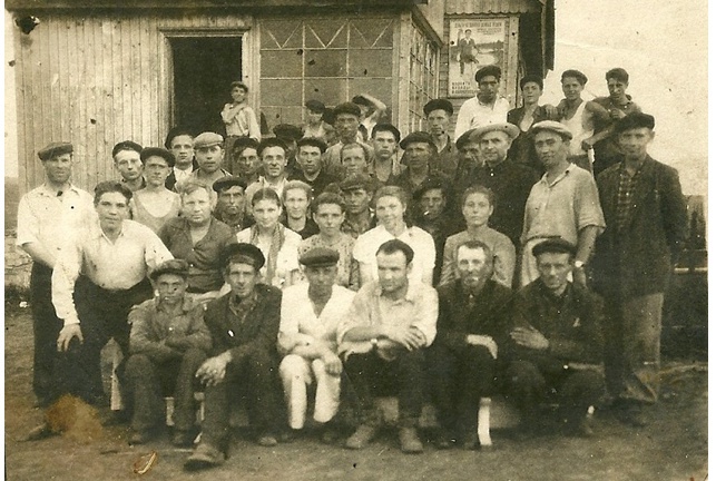 Работники совхоза «Троицкий» около здания конторы, 1 мая 1939 - 1 сентября 1939, Тульская обл., Чернский р-н, совхоз «Троицкий»