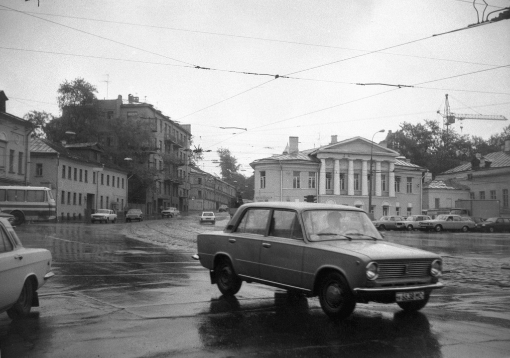 Автомобильное движение на площади Яузские ворота, 1 июня 1987 - 31 октября 1988, г. Москва