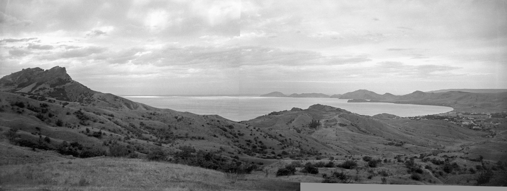 Вечер над Коктебельским заливом, 1 июня 1961 - 30 августа 1961, Крым, окрестности пос. Коктебель. Панорама смонтирована из двух фотографий.