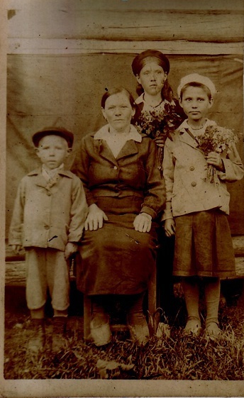 Мария Васильевна Карлова с детьми, 1 мая 1939 - 1 октября 1939, Тульская обл.,  Чернский р-н