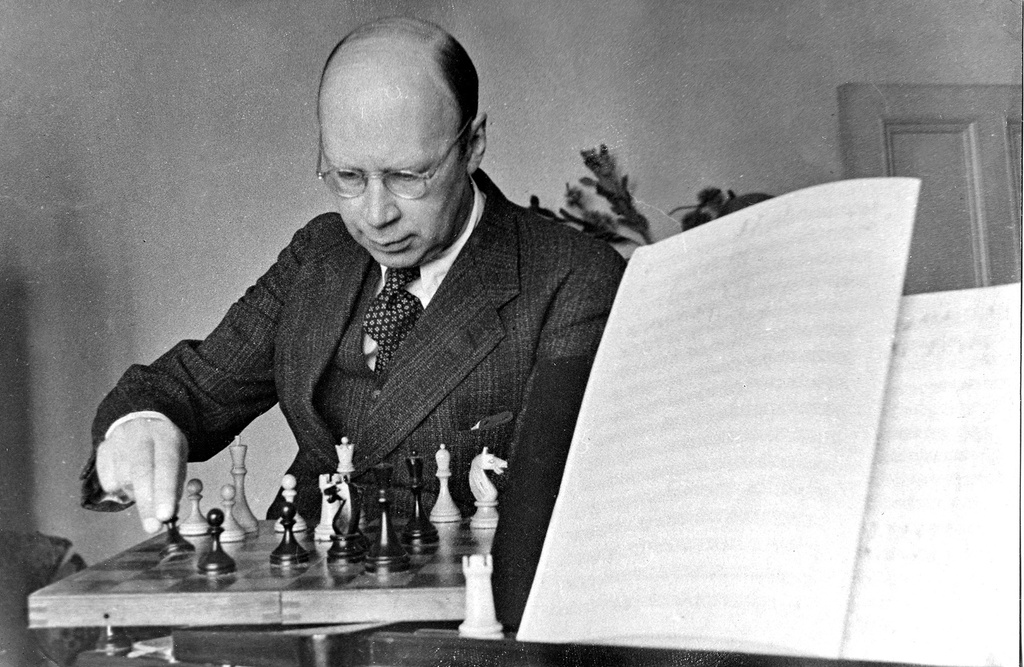 Сергей Прокофьев играет в шахматы, 1937 год, г. Москва. Видео «Сергей Прокофьев» с этой фотографией.&nbsp;