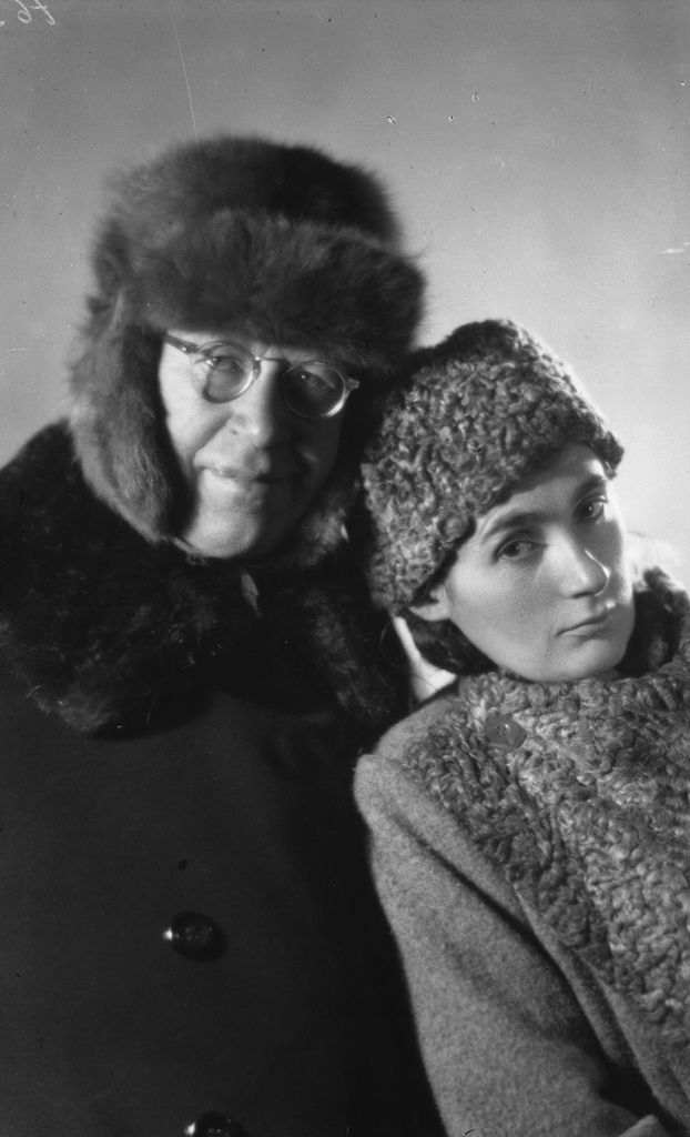 Сергей Прокофьев с женой Мирой Александровной Мендельсон, 15 января 1946. Выставка «Сезон шапок» с этой фотографией.