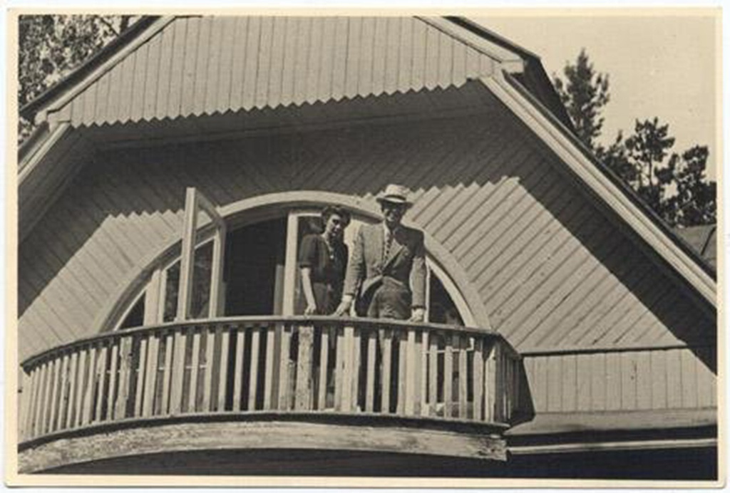 Сергей Прокофьев с женой Мирой Мендельсон-Прокофьевой на даче в Николиной горе, июнь - август 1946, пос. Николина гора. Выставка «Балконная жизнь» с этой фотографией.
