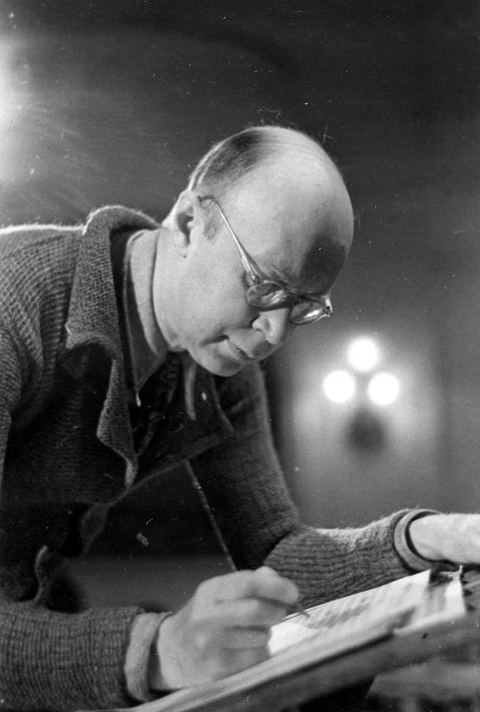 Сергей Прокофьев склонился над пюпитром с нотами, с карандашом в руке, 1944 год. Видео «Сергей Прокофьев» с этой фотографией.&nbsp;