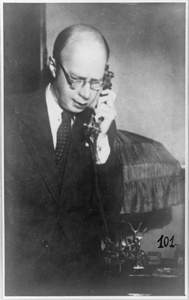 Сергей Прокофьев разговаривает по телефону, 1940 - 1953. Выставка «У меня зазвонил телефон...» с этой фотографией.