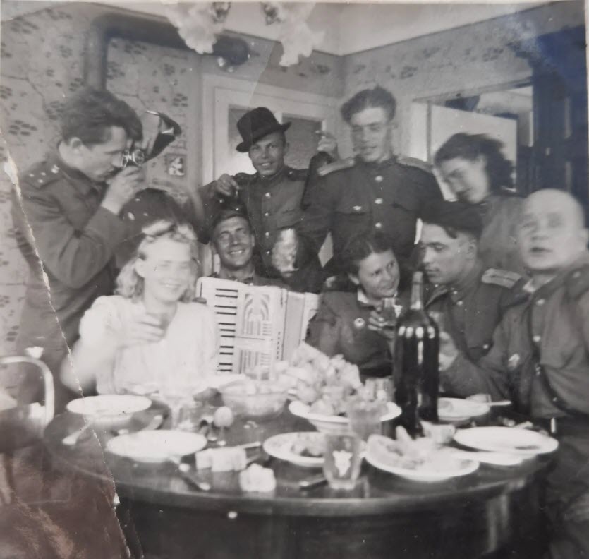 Праздник на войне, 1944 - 1945, Венгрия. Фотография из архива пользователя М Алина.&nbsp;