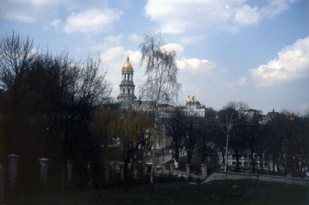 Вид на Великую Лаврскую колокольню в Киеве, апрель 1991, Украинская ССР, г. Киев