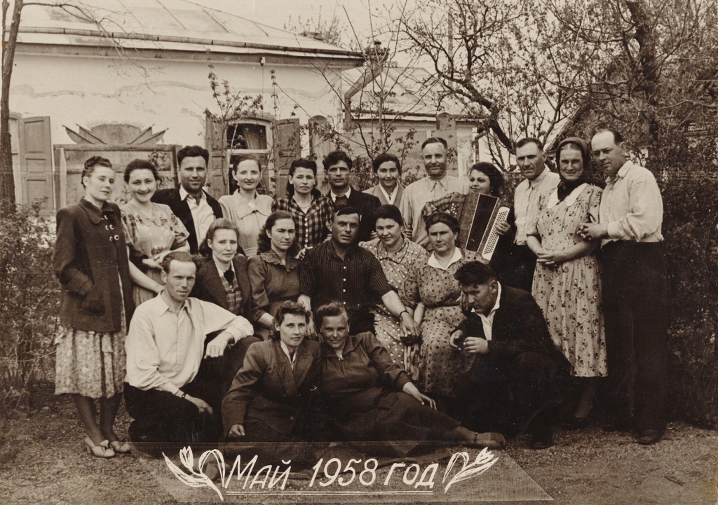 Празднование 1 Мая в колхозе «По Заветам Ильича», 1 - 9 мая 1958, Краснодарский край, Ейский р-н, станица Должанская. Верхний ряд, слева направо: Антонина Титовна Гордеева, Валентина Анисимовна Полторацкая (Цветкова), Александр Алексеевич Бабакин, Галина Ивановна Бабакина (Лихошерст), Любовь Клименко, Клименко, Клара Филипповна Алексеенко (Богун), Семен Ларин, Евдокия Федоровна Ларина, Валерий Николаевич Кожемякин.                                          Второй ряд, слева направо: Василий Стефанович Довбня, Раиса Алексеевна Переточная (Бабакина), Мария Ивановна Довбня, Виктор Недилько.                                                                             Внизу слева Анастасия Андреевна Недилько, справа Елена Климовна Кожемякина.