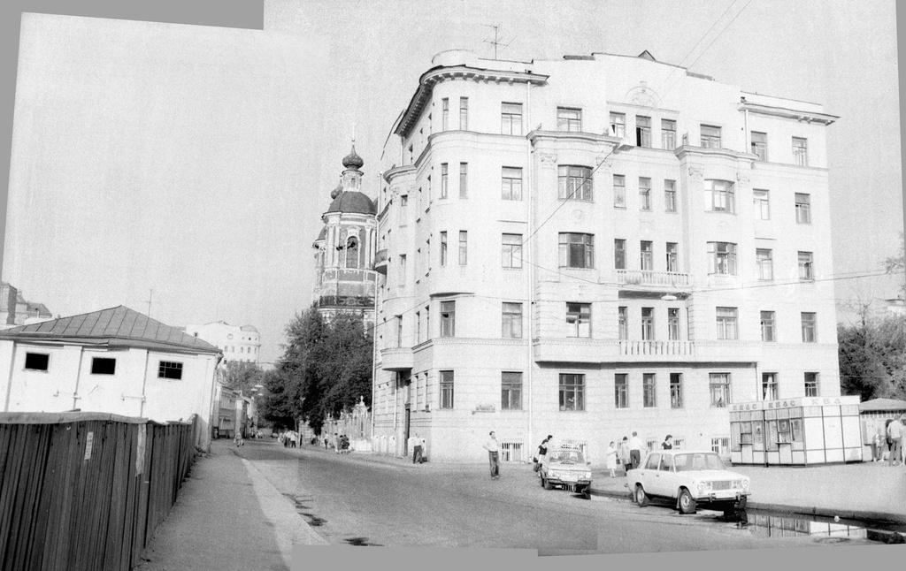 Московские дома и улицы конца 80-х годов, июнь - август 1987, г. Москва, Климентовский пер.. Изображение смонтировано из трех фотографий.