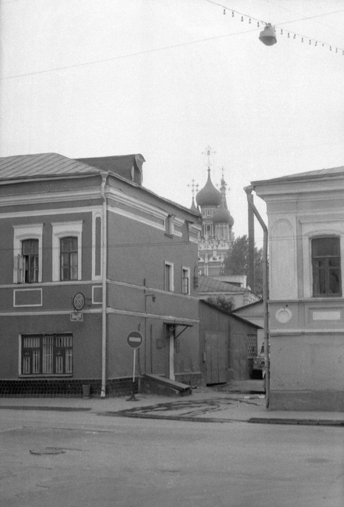 Вид на Воскресенскую церковь с Большой Ордынки, июнь - август 1987, г. Москва, ул. Б. Ордынка