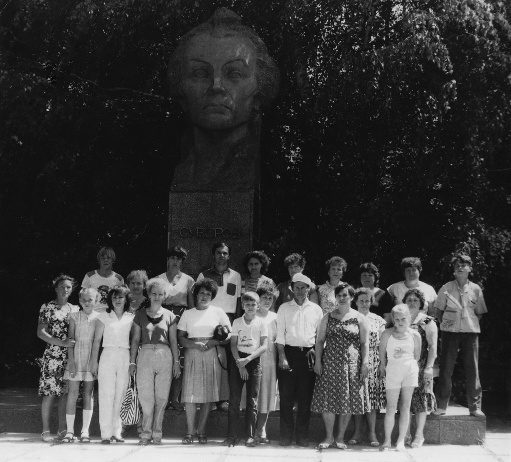 Туристы у памятника Суворову в Ставрополе, 1988 год, Ставропольский край, г. Ставрополь