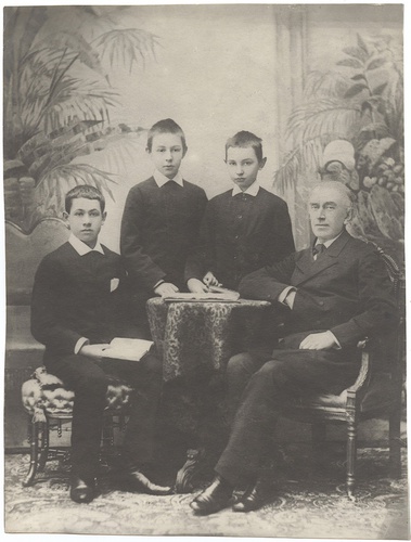 Николай Зверев и его ученики. Слева направо: Матвей Пресман, Сергей Рахманинов, Леонид Максимов, 1886 год