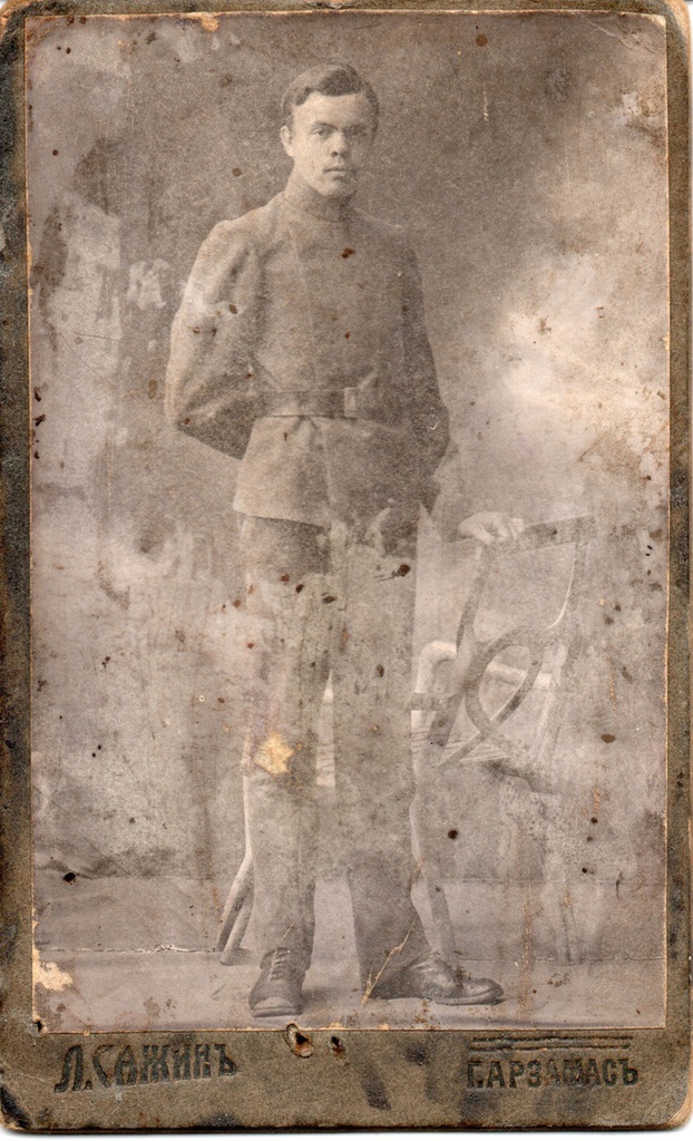 Неизвестный юноша реалист, 27 августа 1913, г. Арзамас. Надпись на обороте: «Дорогому дядюшке Пете от Сергея Рябова».&nbsp;