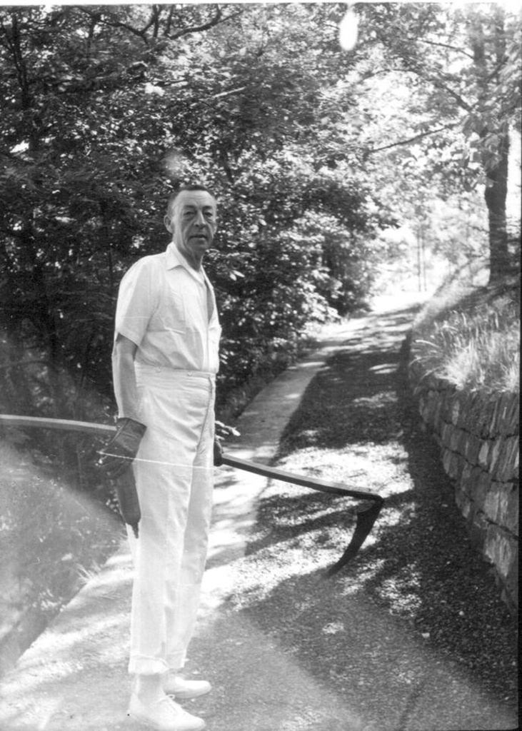 Сергей Рахманинов в имении Сенар, 1938 год, Швейцария. Выставка «Сергей Рахманинов. "Я русский композитор"» с этим снимком.
