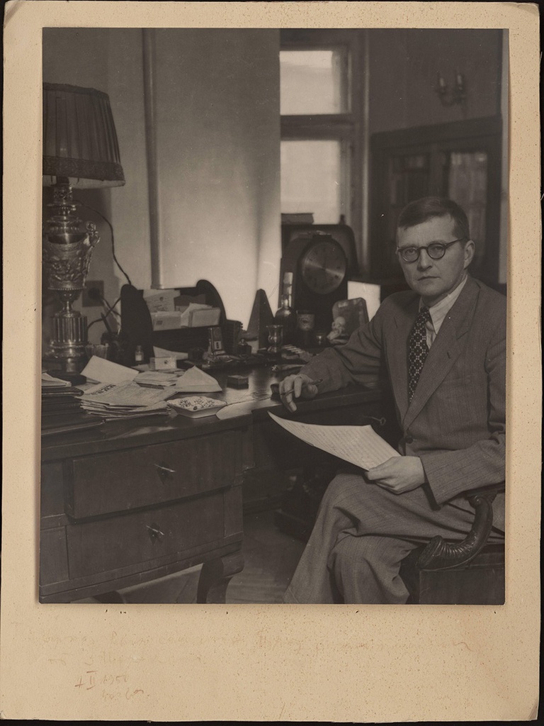 Дмитрий Шостакович в кабинете за рабочим столом, 1950 год, г. Москва. Выставка «Дмитрий Шостакович» с этой фотографией.&nbsp;