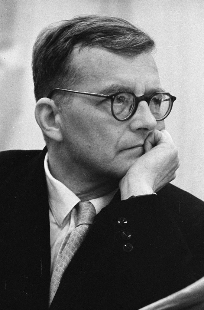 Дмитрий Шостакович. Фотопортрет, 1962 год, г. Москва. Видео «Фольклор от Ростроповича» с этим снимком.