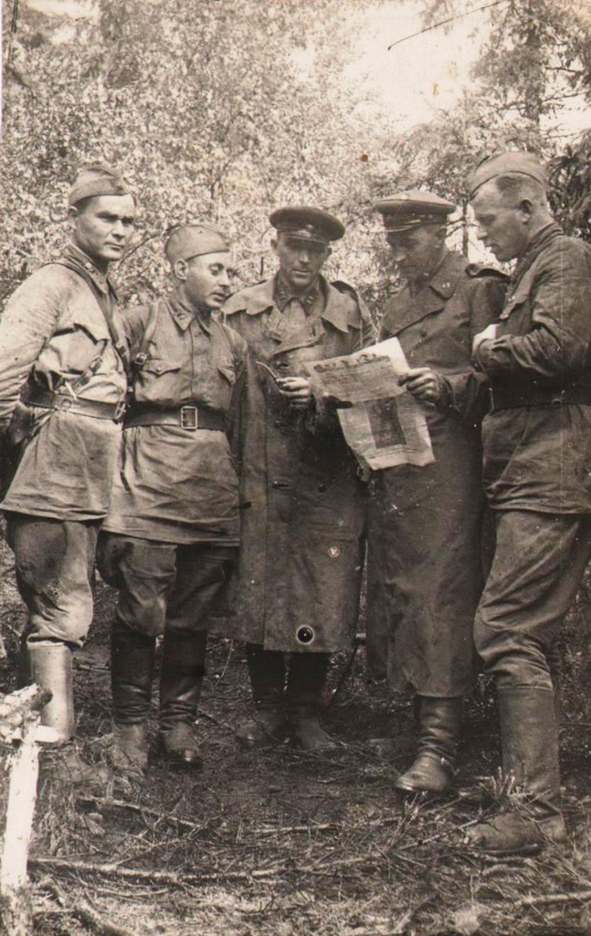 Павел Давыдович Крупник читает газету однополчанам, 1 июля 1941 - 31 января 1943