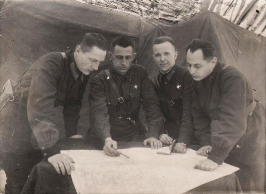 Павел Давыдович Крупник (справа) с сослуживцами у карты, 1 июля 1941 - 31 декабря 1943
