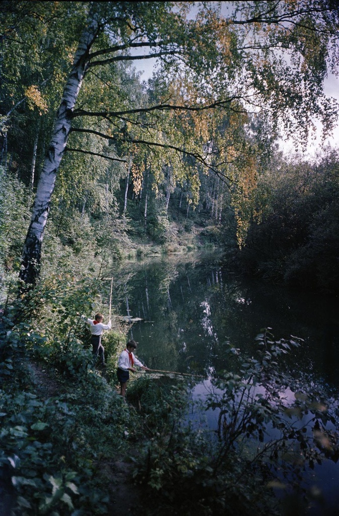 Пионеры с удочками у реки, 1965 год. Видео «Пионеры» с этой фотографией.