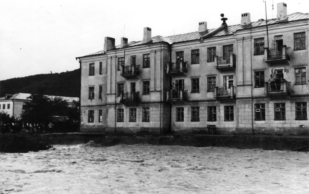 Приморская долина – река Паук, последствия ливня, 25 июля 1960, г. Туапсе. В настоящее время улица Фрунзе.