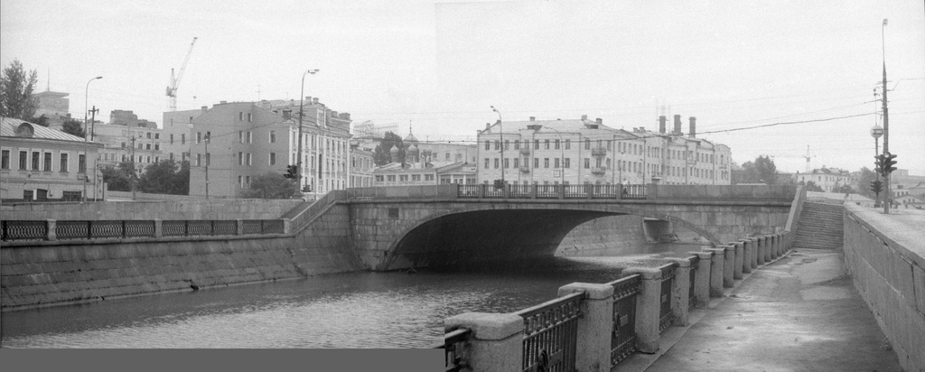 Малый Москворецкий мост в Москве, июнь - октябрь 1987, г. Москва. Панорама смонтирована из двух фотографий.